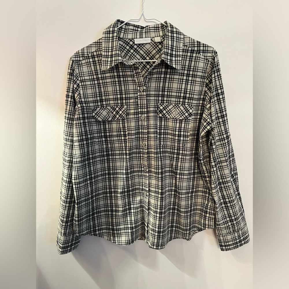 NEW YORK & COMPANY  -  WOMEN’S 3/4 ROLL TAB SHIRT WITH FLAP POCKETS.